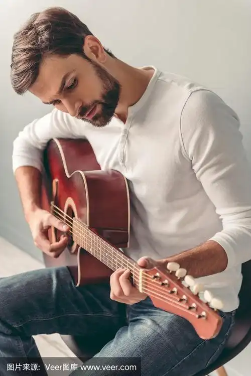 弹吉他的帅哥