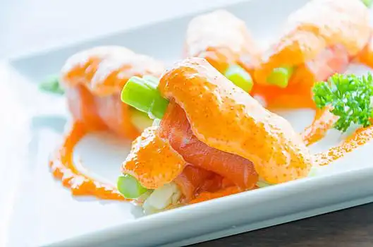 三文鱼卷寿司图片_三文鱼卷寿司图片大全_三文鱼卷寿司图片素材