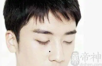 男人鼻梁上右侧有痣代表什么含义?