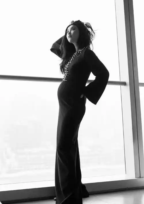 朱珠孕期超爱穿小黑裙,显瘦又优雅,挺着大肚子也依旧美丽