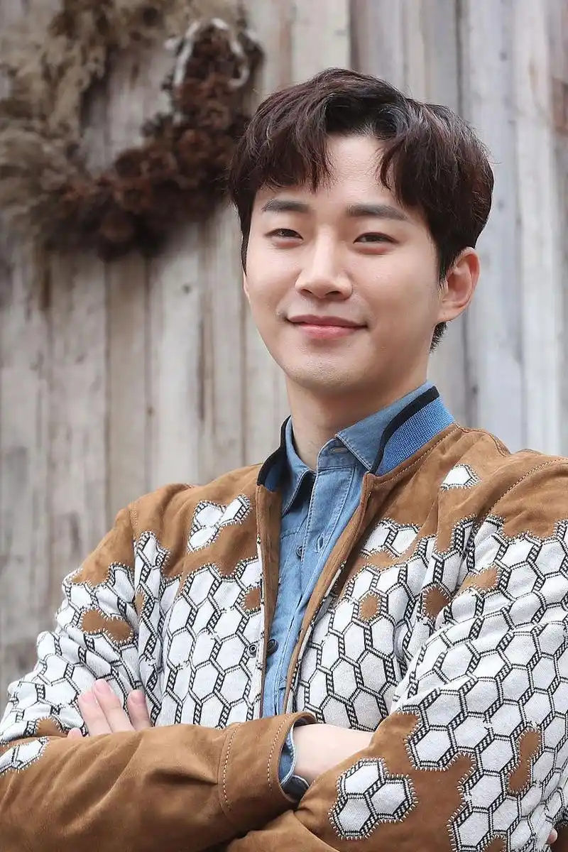 据韩媒报道,李俊昊和林允儿在拍摄新剧《king the land》之前就已经