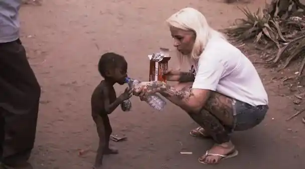 的尼日利亚,照片中一个皮肤黝黑,瘦骨嶙峋,并且赤裸着全身的小男孩,正