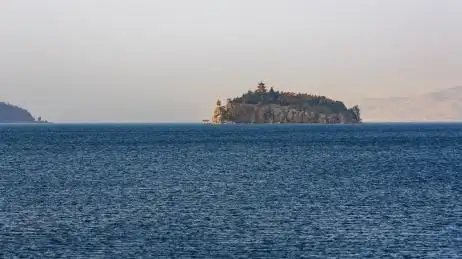 中国云南澄江抚仙湖中的孤岛