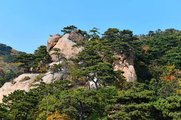 众多奇峰异石,令人浮想联翩,赋予许多豪气的名称.