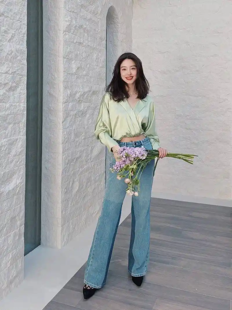 31岁杨采钰带火了一种复古穿搭:露腰衬衫 牛仔裤,显瘦又洋气_时尚