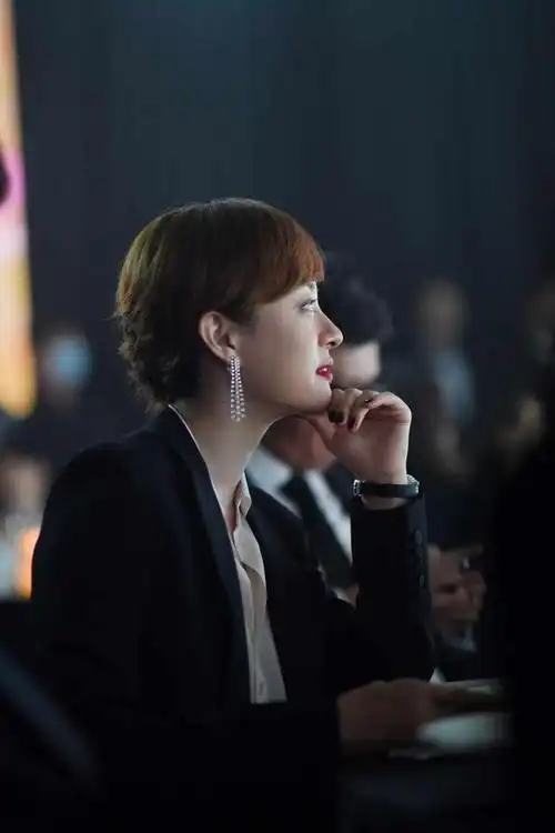 演员孙俪佩戴chopard萧邦臻品出席嘉人女性影响力之夜