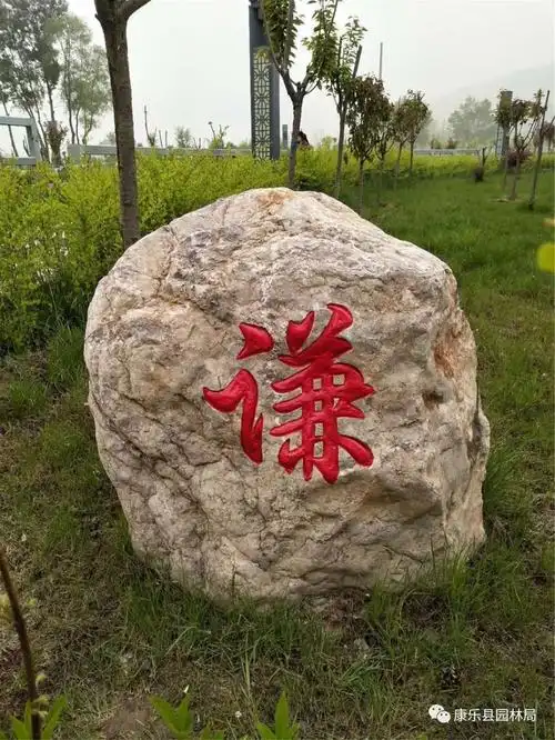 加上与郭老师精湛的雕刻技艺,看似普通的石头,经过刻字之后显得灵动有