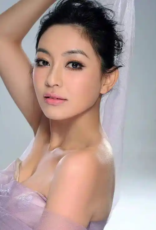 陈秀丽是一位出生于福建后移民的马来西亚籍艺人,曾被誉为"新加坡甜姐