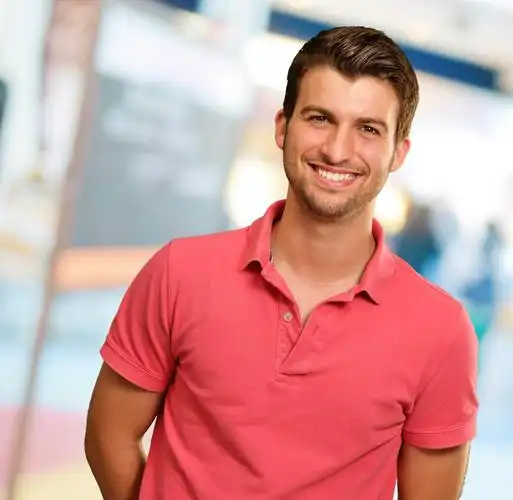 年轻男子微笑的肖像