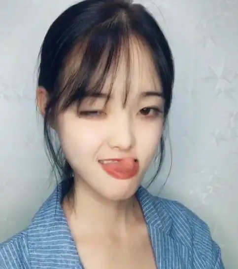 抖音上喜欢吐舌头的女生火了俏皮可爱感觉自己恋爱了