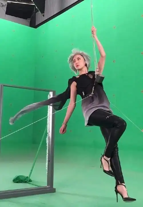 《追龙》晶女郎胡然,身材美貌与演技齐飞,未来必定不可限量