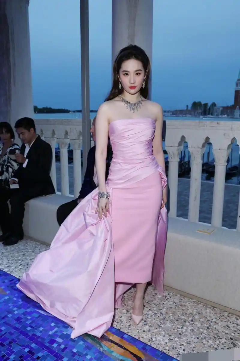 刘亦菲戛纳电影节红毯,一个把嫩粉色穿出气场来的女人,一点都不"死亡