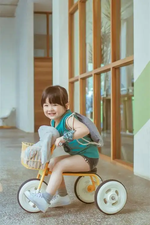 可爱的小女孩骑三轮车,孩子 iphone 壁纸