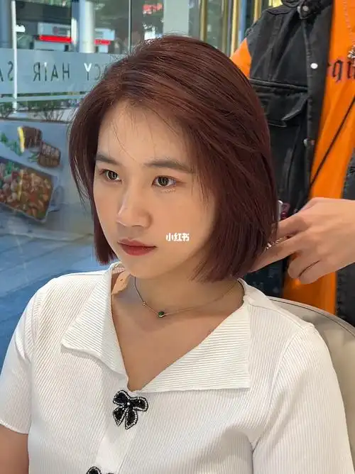 圆脸适合的短发黄皮肤特别显白的发色推荐