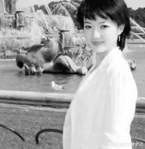 英拉年轻时候到底有多美?男同学排队给她送花,选美一举夺冠军!