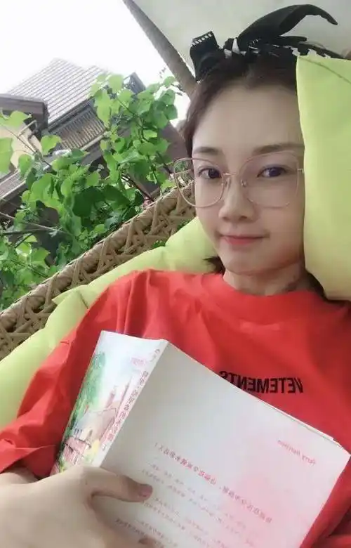 郑恺官宣苗苗产女感慨老婆十分辛苦自称要努力挣奶粉钱