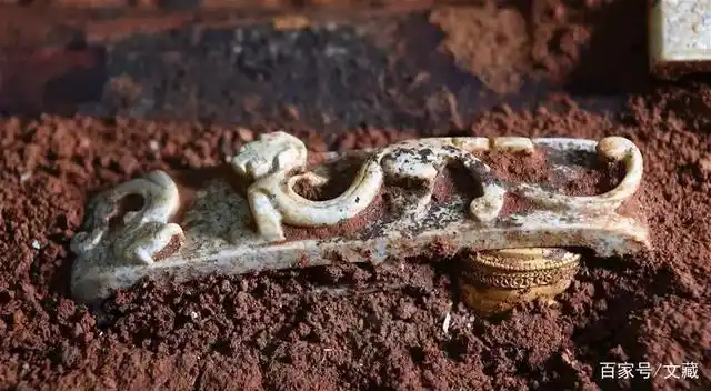 刘充国墓葬中出土的玉剑璏 网络图片