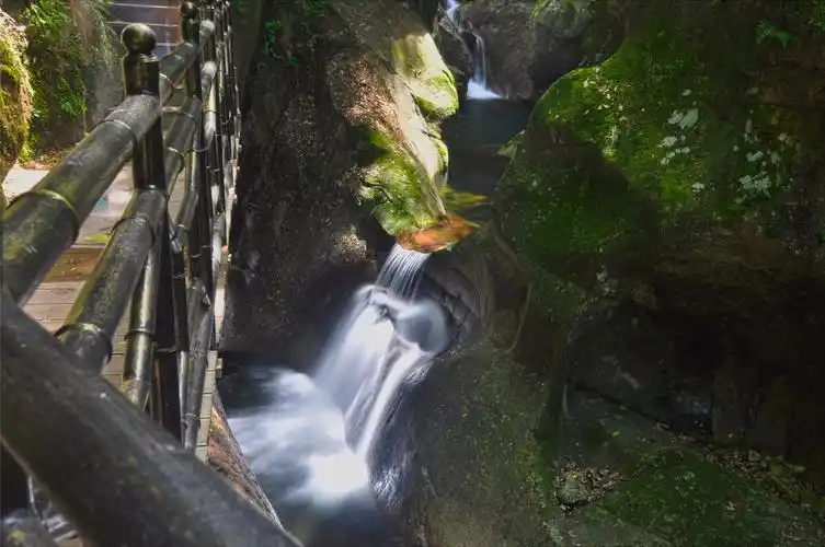 包括缘溪水坝,星月潭水下公园,素月桥,青龙潭,白龙潭,黄崖大瀑布等多
