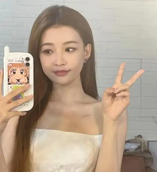 孙怡晒无滤镜自拍脸圆一圈被质疑整容本尊急忙澄清是吃胖了