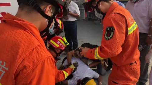 北京突发:3米钢筋插入工人体内,消防紧急救援