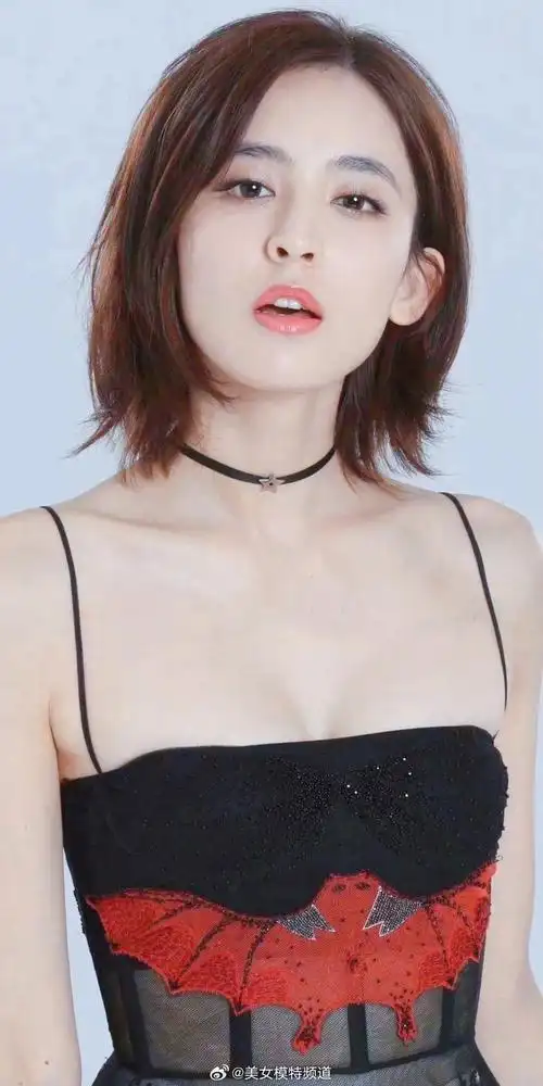 古力娜扎短发吊带柔美写真