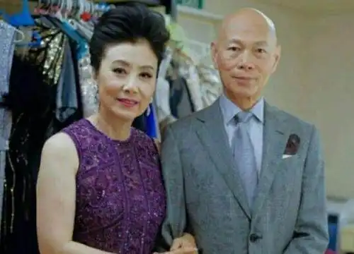 都知道罗家英与妻子汪明荃的抗癌经历几乎可以写本书了,两人的因抗癌