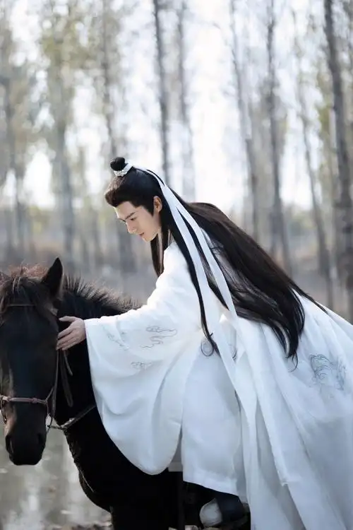 茅子俊发布古风骑马大片 白衣翩翩君子温润如玉