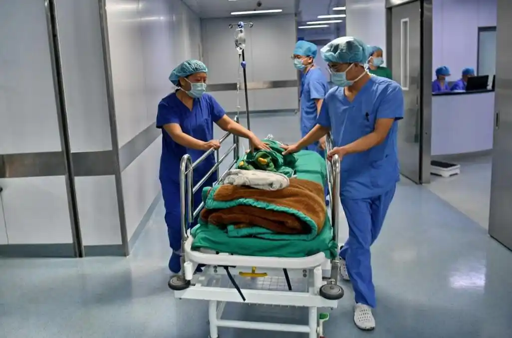 实拍揭秘三甲医院手术室无影灯下的天使