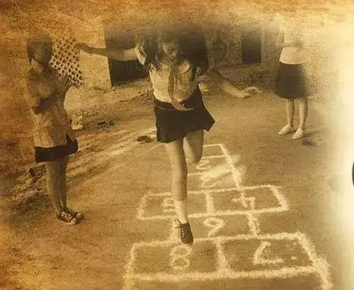 老照片:70,80后难忘的童年游戏,时光不复返!