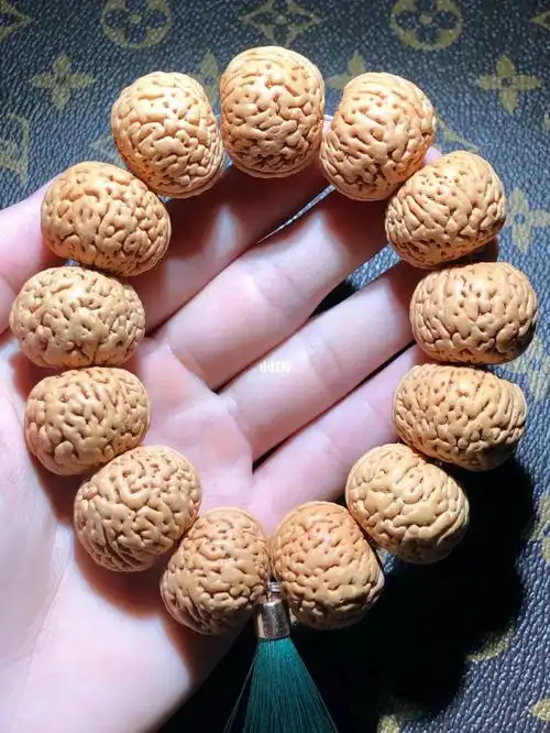 文玩女孩  #金刚菩提  #桃核  #核桃  #磨盘桃核  #手工  #我的胜工