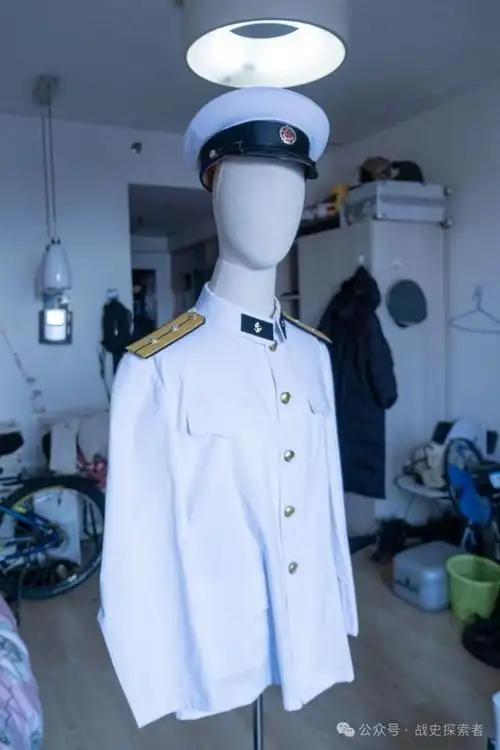 目前笔者的收藏中最喜欢的一套军服:1955 式海军舰艇礼服,其纽扣