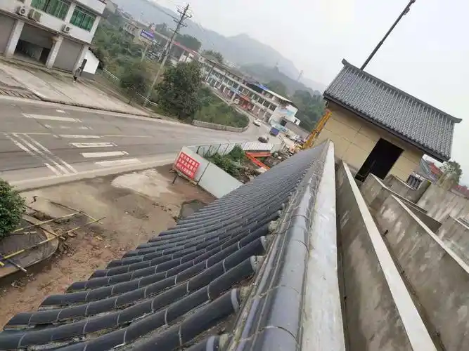 女儿墙上的瓦应该套什么定额比较合适呢?