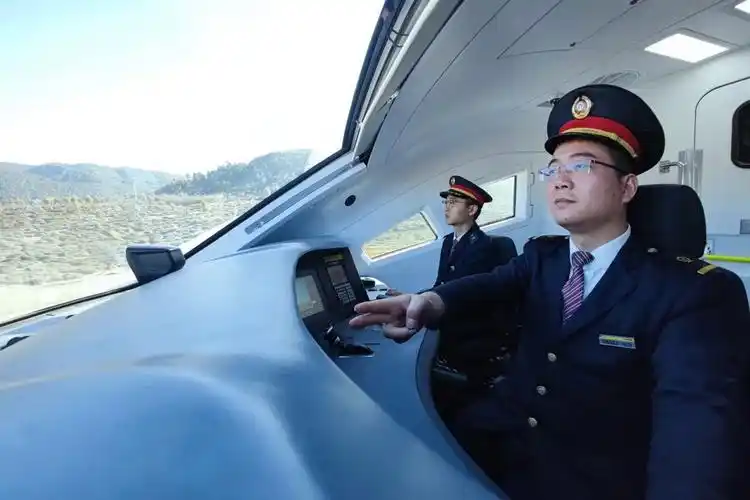 大理机务段机车乘务员带来严峻考验自然灾害给列车安全运行危岩落石