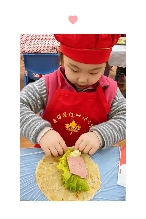 雁塔区红叶幼儿园大一班"美食制作之---五彩手抓饼"