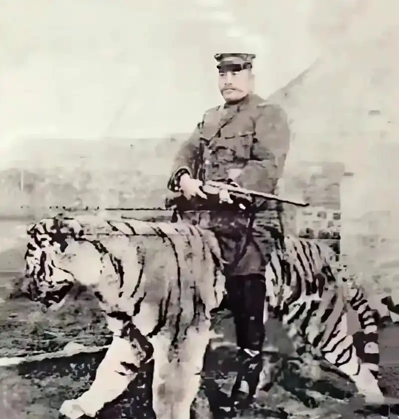 奉系军阀悍将"汤玉麟"的一张老照片,身骑大老虎,目光炯炯有神,威风