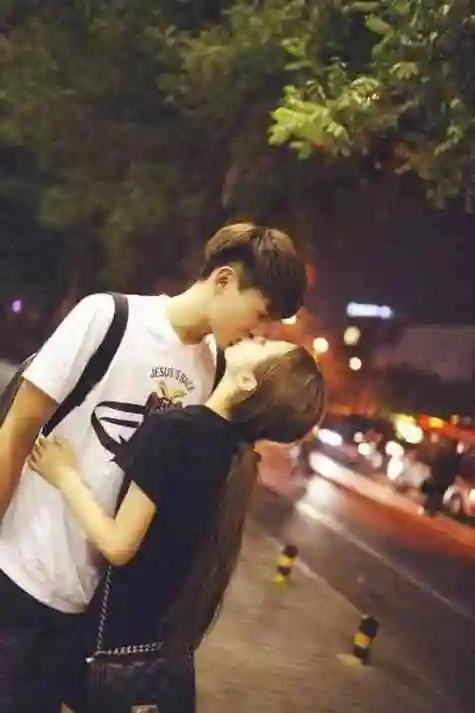 亲嘴的情侣皮肤:非常浪漫,深情一生