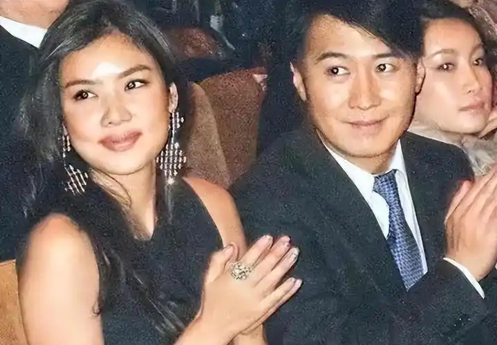 可惜,这段感情乐基儿不懂得珍惜,婚后的她经常是买买买.