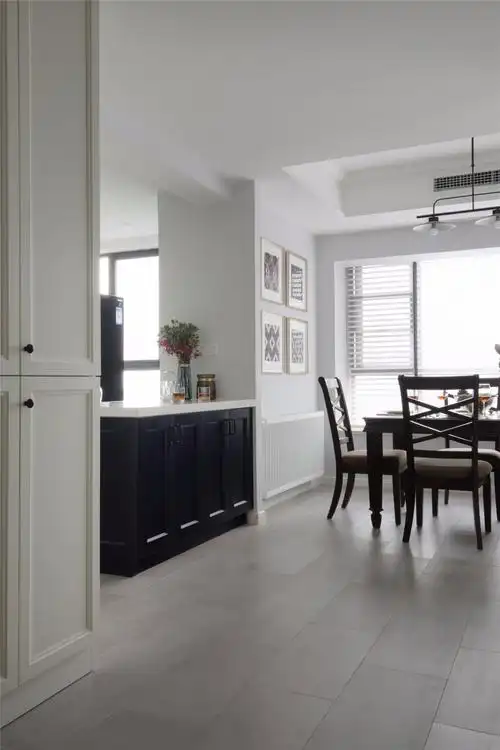 设计师利用多个独立的大面积窗户代替墙壁,既美化了空间又充分保证了