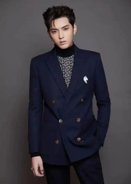 白敬亭红色头发,身穿卡其色西装套装.