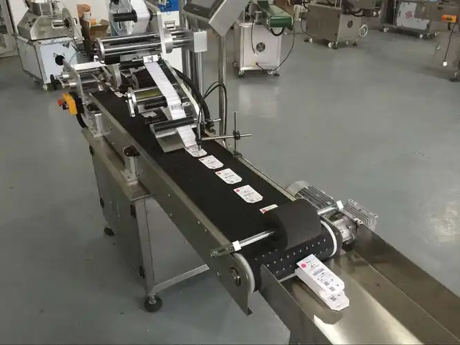 包装袋包装盒分页贴标机设备 不干胶化妆品包装盒分页贴标签机器