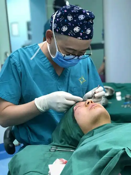 [他说一名医者,更是摆渡人]王光辉主任从事整形美容_圈子-新氧美容