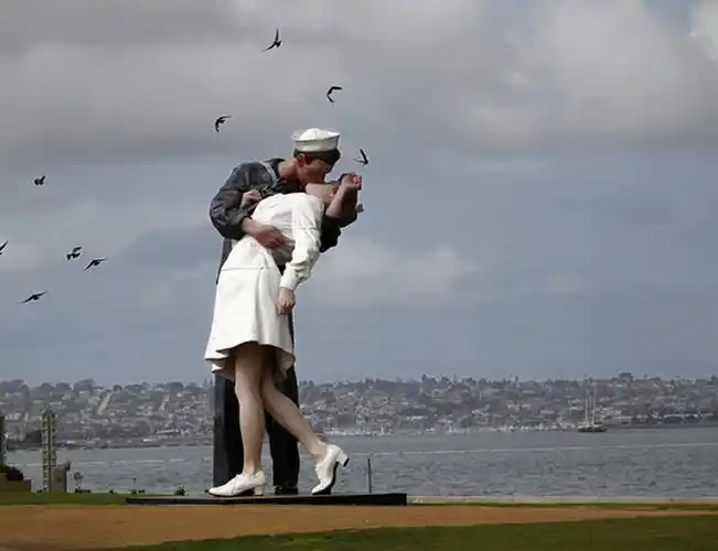 二战胜利在美国纽约时报广场热吻护士胜利之吻水兵georgemendonsa95岁