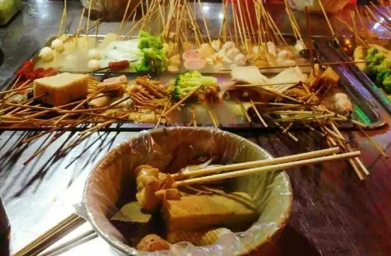 热辣一夏天的人气地摊儿---东北串串香