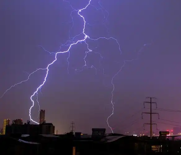 炎热武汉迎来暴雨闪电 橡树摄影网