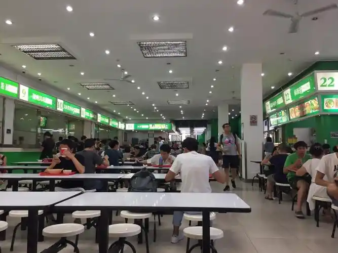 现在的风味餐厅已经经过几次改造了有点儿类似亚惠美