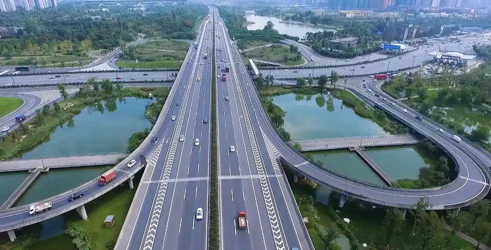 7月2日川西公司传来消息:成都绕城高速公路路面提升第三阶段工程将于7