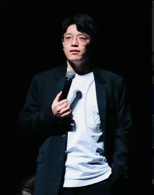 脱口秀杨波试图自杀引热议,称吃头孢喝酒没事,官媒紧急呼吁别信