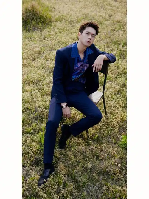 李现深蓝色西装皮鞋黑袜