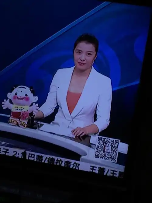 中央5台中午体坛快讯女主播叫什么名字?