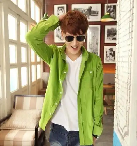 23岁男生 浅绿色上衣搭配什么颜色的裤子好一些